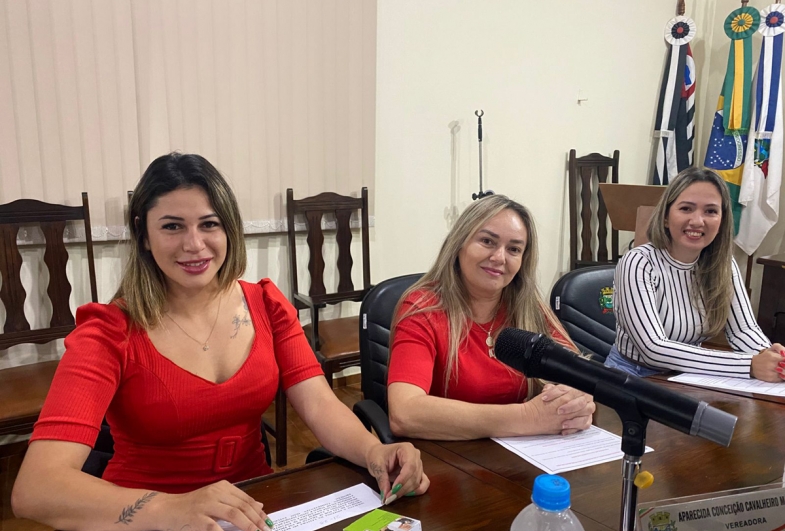 Vereadora Ana Carla Teles, vereadora Conceição e vereadora Camila Bagnatori