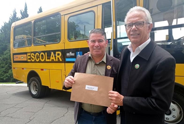 Douglas Benini conquista ônibus para transporte escolar de Itaporanga 