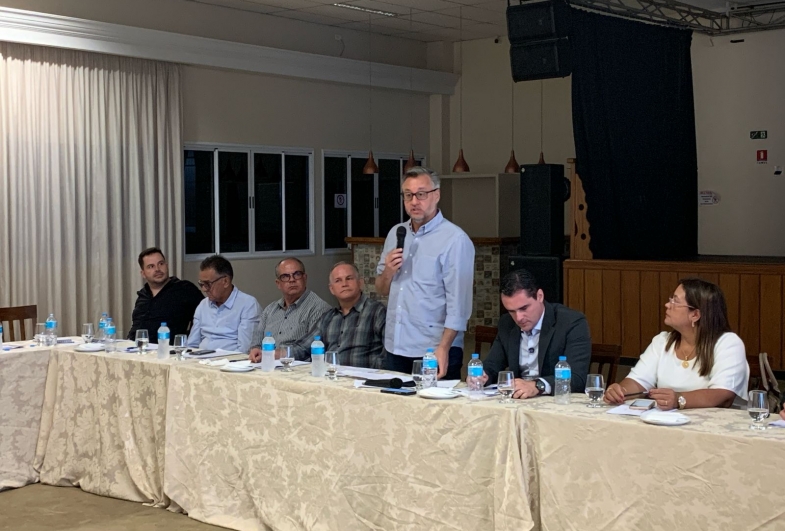 Deputado João Cury participa de assembleia da Amvapa em Taguaí 
