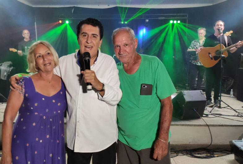 Cantor Angelo Máximo encanta timburienses  em noite memorável no Festival 50 + em Timburi