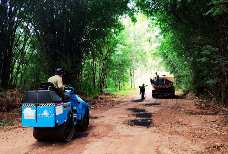 Obras sendo realizada no acesso ao Bairro Golf