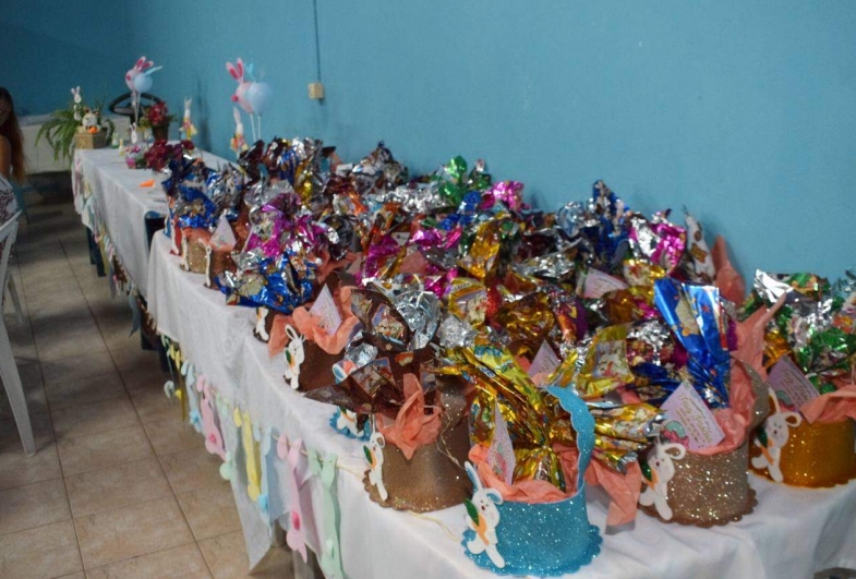 Integrantes do Criança Feliz recebem ovos de Páscoa 