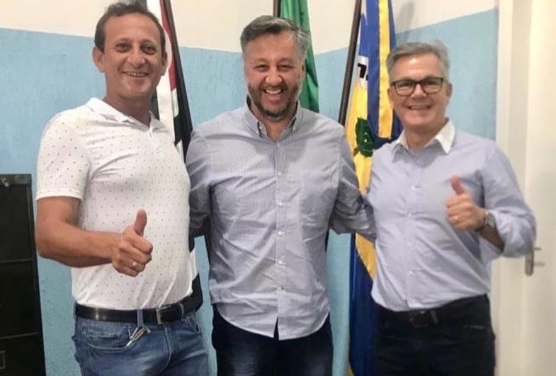 Isnar recebe o ex-secretário da educação João Cury em Sarutaiá 