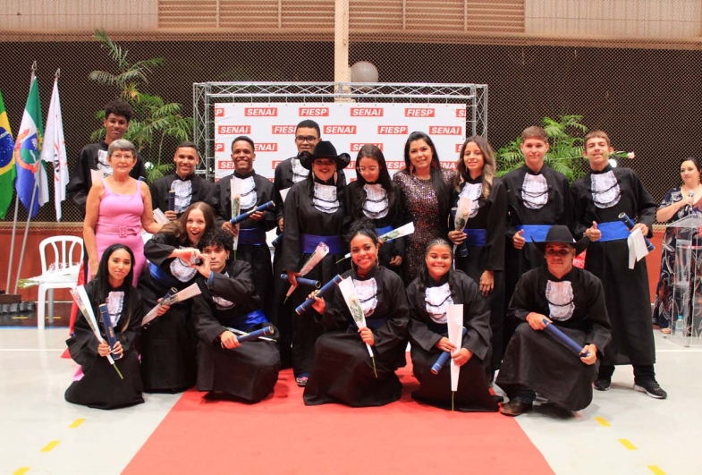 Formandos do curso de costureiro industrial são diplomados pelo SENAI em Avaré