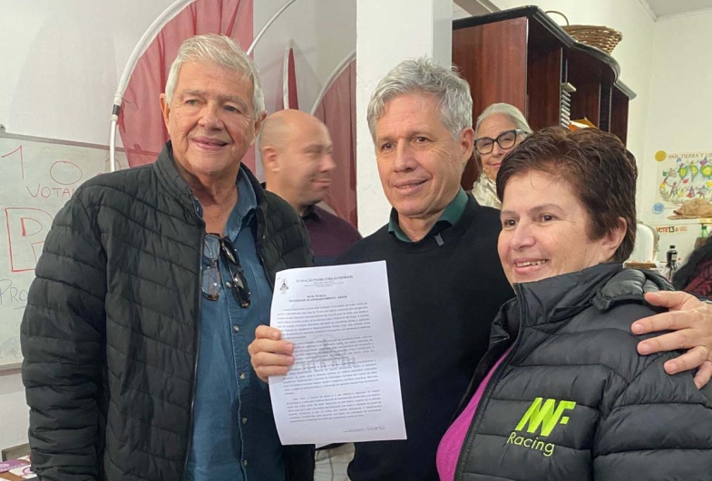 Presidente da Fundação Padre Emílio Immos Mirian solicitando apoio do deputado Paulo Teixeira, junto de Silvano Porto