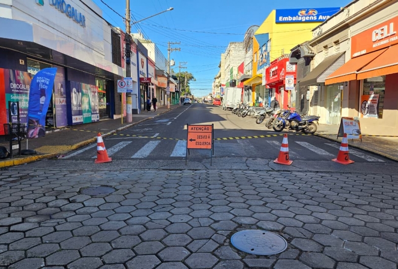Obra contra enchentes altera trânsito no centro de Avaré 