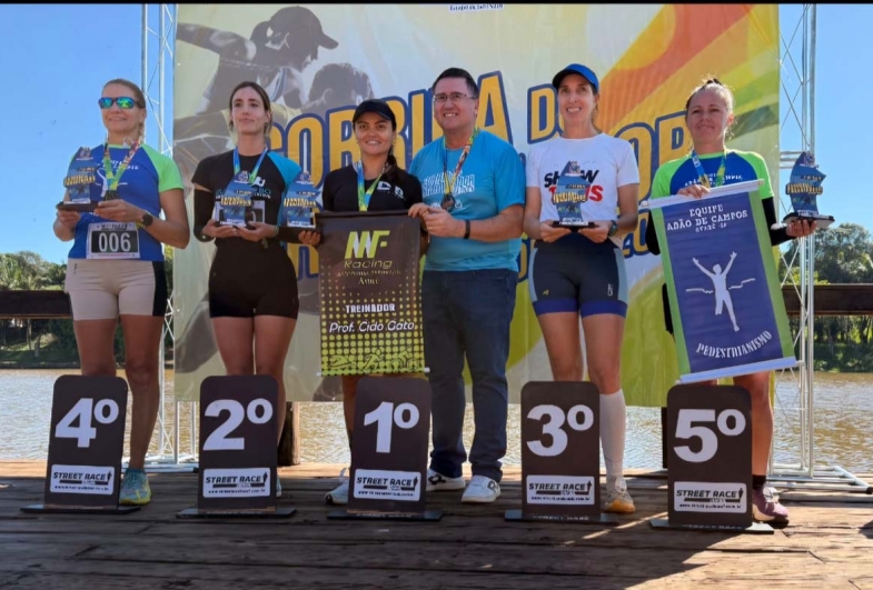 Prefeito Roberto Araujo com as participantes da categoria adulta no pódio