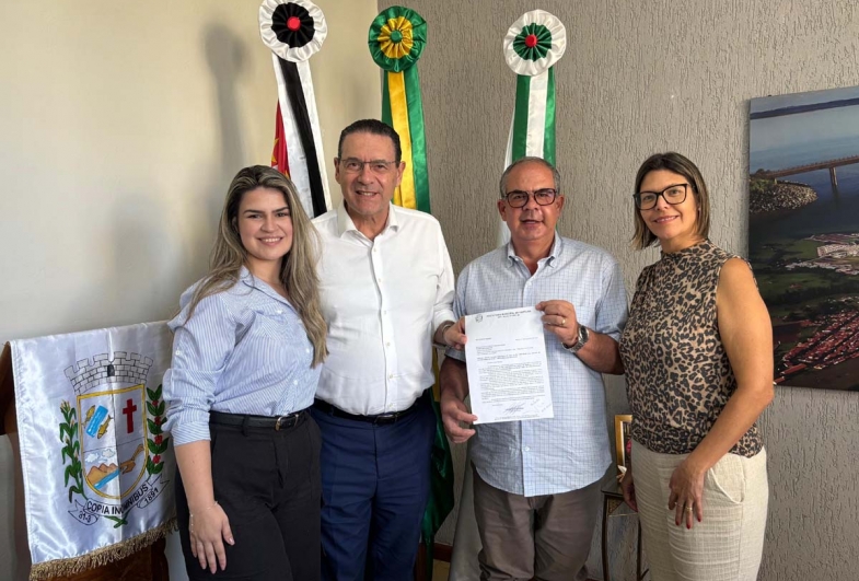 Nathalia Geraldo, deputado Vitor Lippi, prefeito Marcão  do Haras e secretária da Saúde Regiane Medeiros