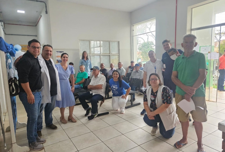 Pacientes na campanha e equipe de Saúde