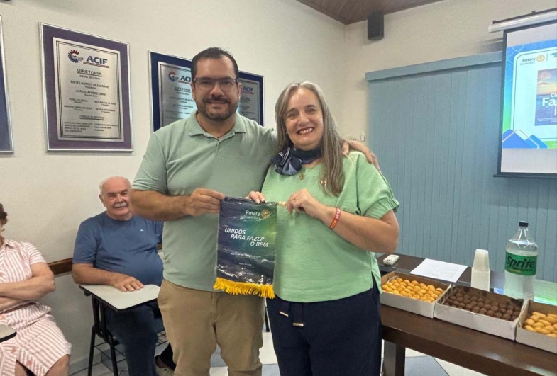 O presidente da Acif Conrado recebeu da governadora do  Distrito 4621 Márcia Brito a flâmula do Rotary Club