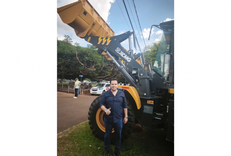 Coronel Macedo garante pá carregadeira em convênio assinado durante a Agrishow 2026