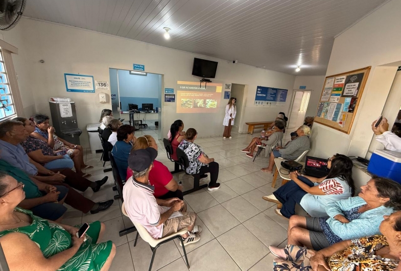 Nutricionista Géssica ministrou palestra ao grupo de prevenção de doenças crônicas