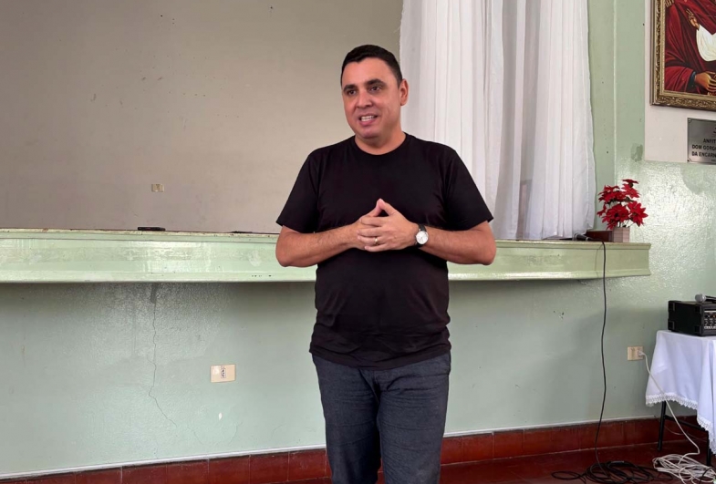 Juliano Borges ministrando o encontro com os jovens  no Salão Paroquial
