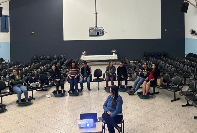As gestantes também participaram de um momento relaxante  com escalda pés com óleos essenciais e ervas aromáticas