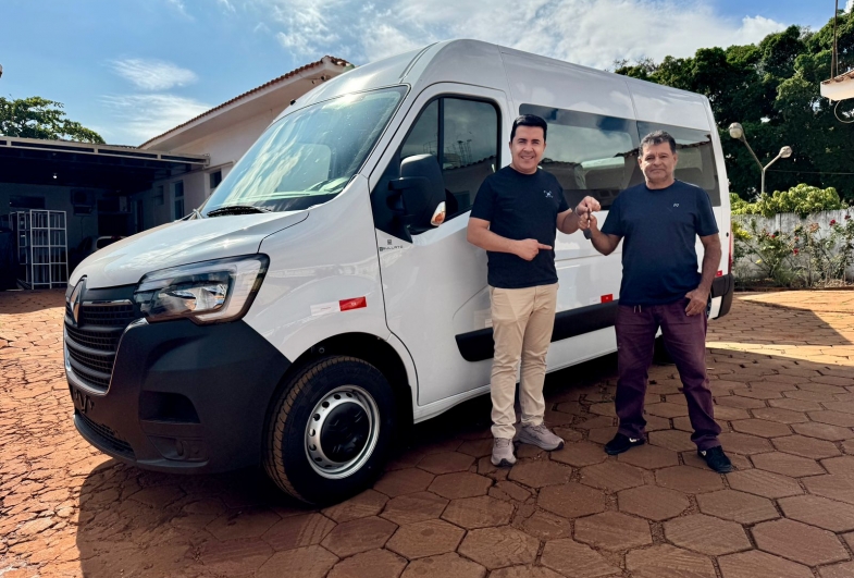 Prefeitura de Timburi entrega van para transporte na saúde