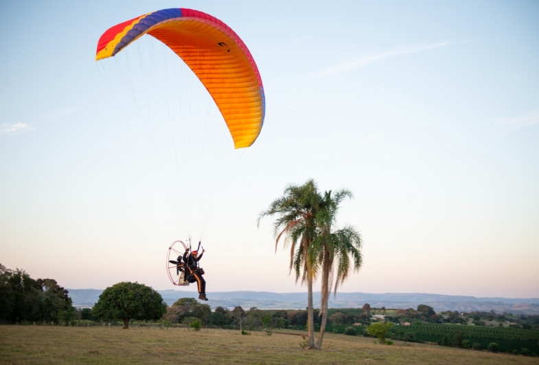 O paramotor é considerado uma aeronave ultraleve, composta por uma asa  semelhante à do parapente e um motor
