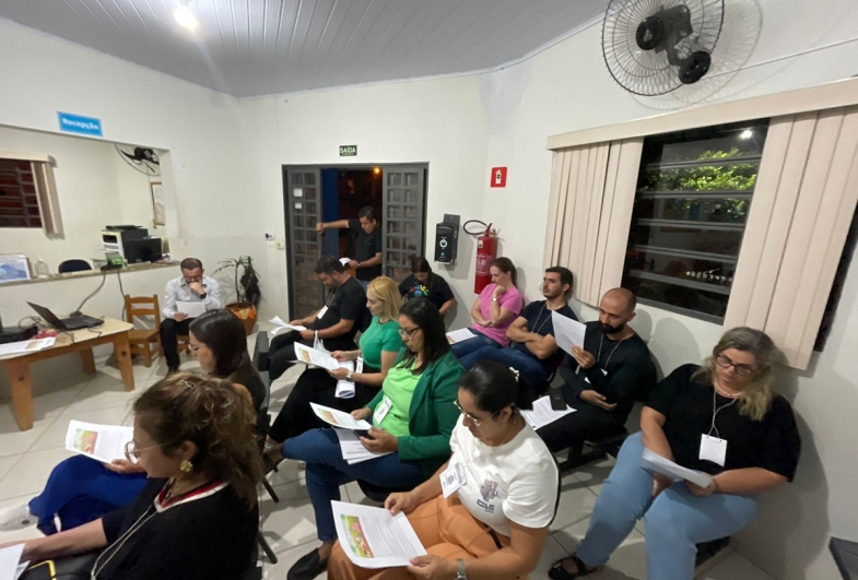 Participantes analisando uma das propostas apresentadas