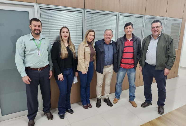 Edjair Dal Bem, Regina Bergamo, Pety, prefeito Edinho, Fábio Lucarelli e diretor executivo do Sicredi, Neuri Saggin
