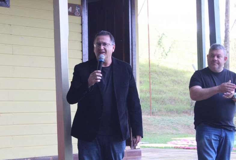 Prefeito Roberto Araujo discursa durante o evento