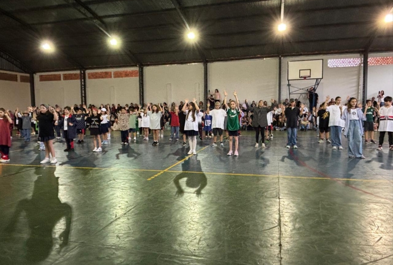 Estudantes do Ensino Fundamental apresentaram uma  homenagem especial aos pais durante a programação