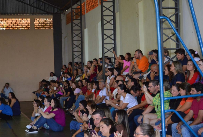 Pais e responsáveis que estiveram presentes na tarde “Mãe, amor eterno” no colégio Cefar