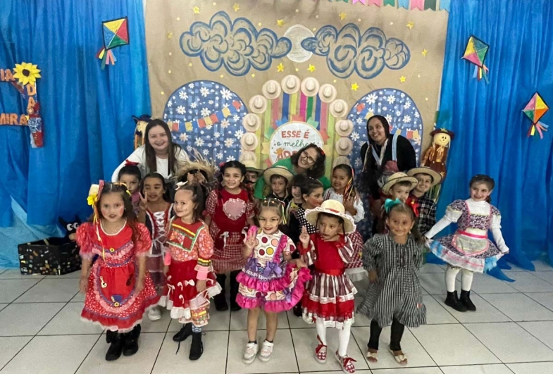 Entre palmas e cantigas, as crianças mostraram que tradição também se aprende brincando