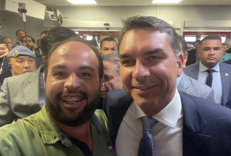 Assessor parlamentar Carlinhos do Povo  e pré-candidato Flávio Bolsonaro