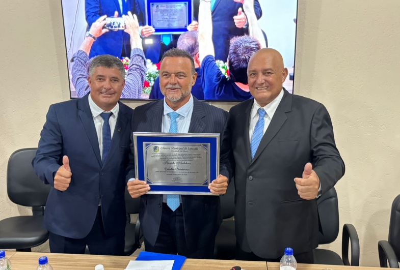 Entrega de Título de Cidadão para o deputado Ricardo Madalena no dia 30 de março de 2026. Na foto, Rodrigo Fuloni, Ricardo Madalena e o prefeito João da Tapera