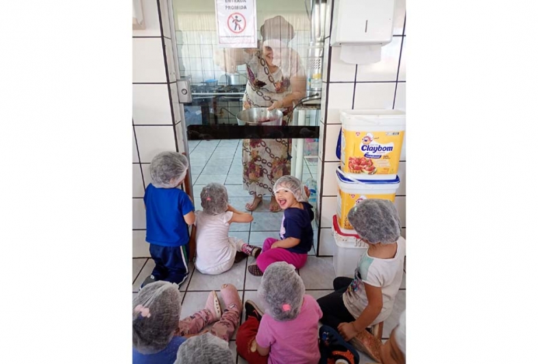 As crianças participaram do  preparo da geleia de amora