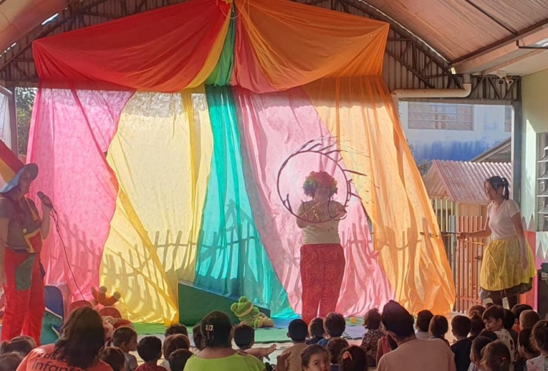 Equipe da Escola Josiane Soldera durante a apresentação do espetáculo em alusão ao Dia do Circo
