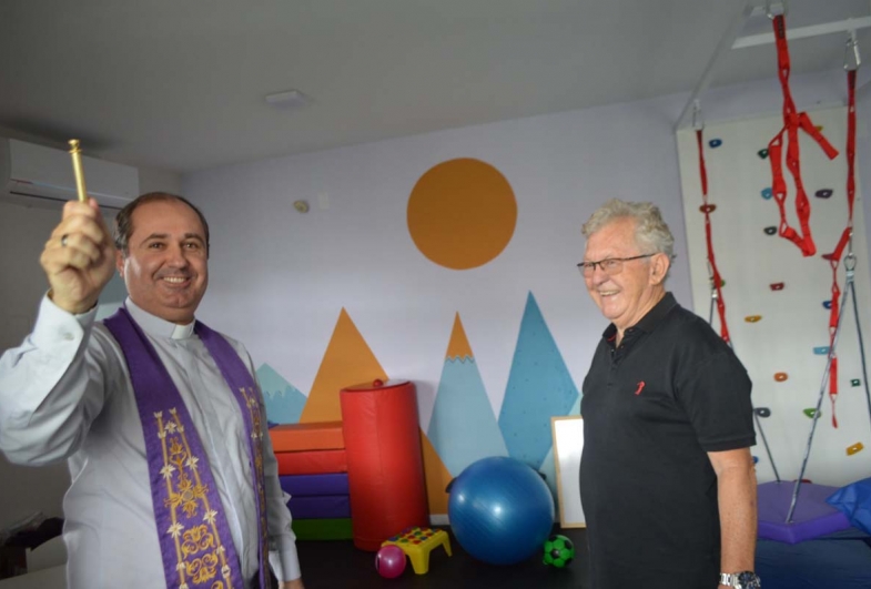 Padre Fernando Maróstica e o presidente  da Unimed, Dr. Nilton Gonçalves