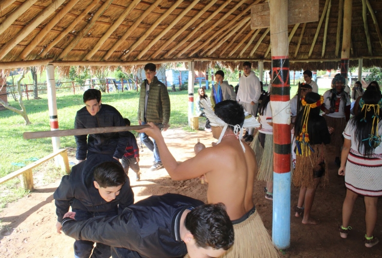 Alunos participando de uma dança tradicional da aldeia