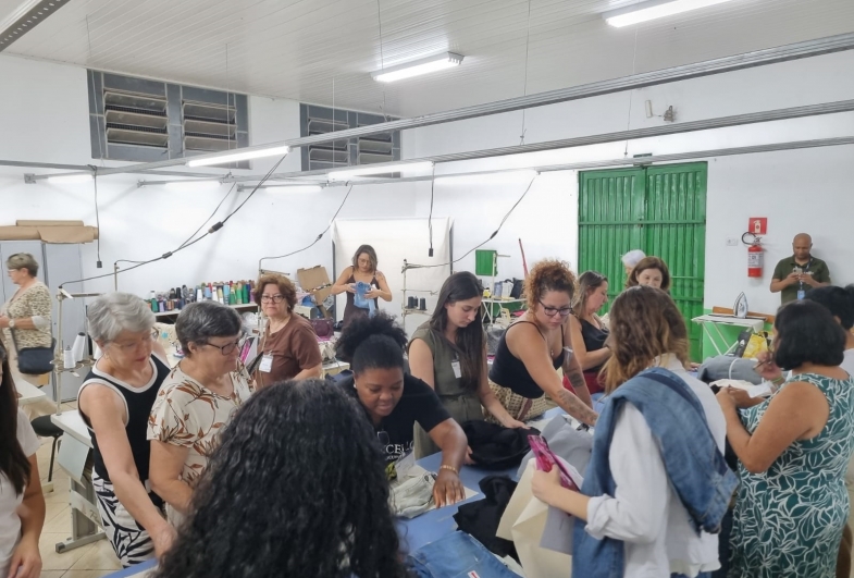 Participantes durante atividades do workshop  do Crie Moda Autoral em Fartura