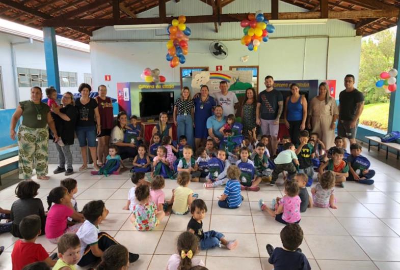 Surpresa no primeiro dia de aula: Alunos da rede recebem mochilas e Kit de material escolar 