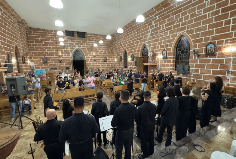 Apresentação da Camerata de Violões e Canto Coral do Centro Special Dog emociona os timburienses 