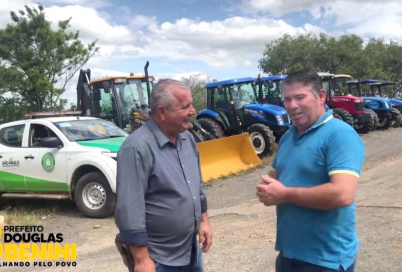 Prefeito Douglas Benini conquista 13 ônibus pra Itaporanga 