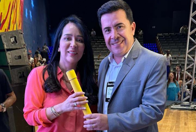 Amorim e a primeira-dama do estado Cristiane Freitas com o prêmio excelência na educação