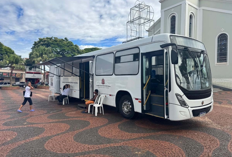 Ônibus estacionado em frente à Igreja Matriz, em Fartura