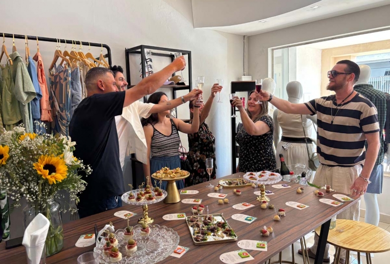 Os convidados, cliente e amigos realizaram um brinde para comemorar 1 no da The Closet