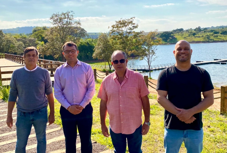 Prefeito de Fartura visita obras na Avenida das Rosas, Camping Municipal