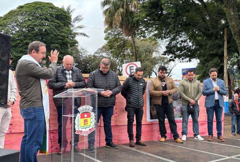 Padre Paulo durante bênção especial para o início das obras