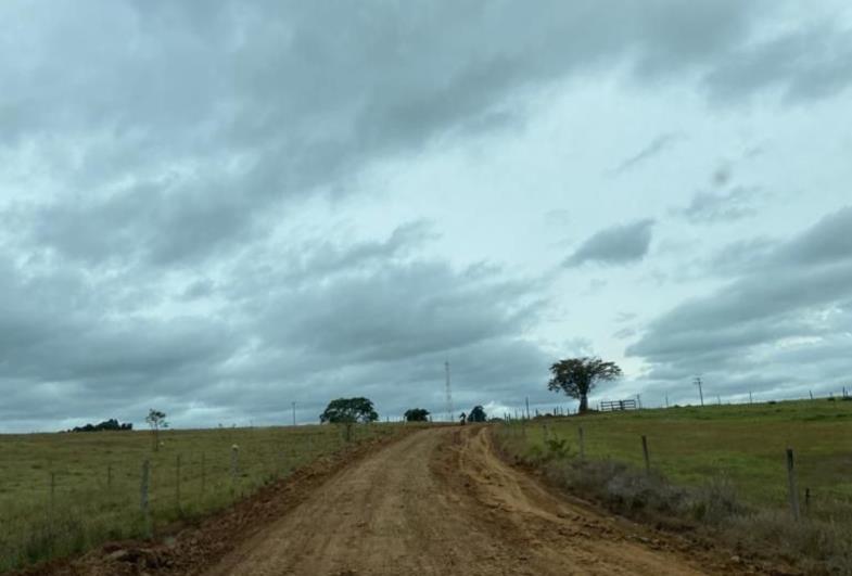 Prefeitura realiza manutenção  de estradas no Bairro Remédios 