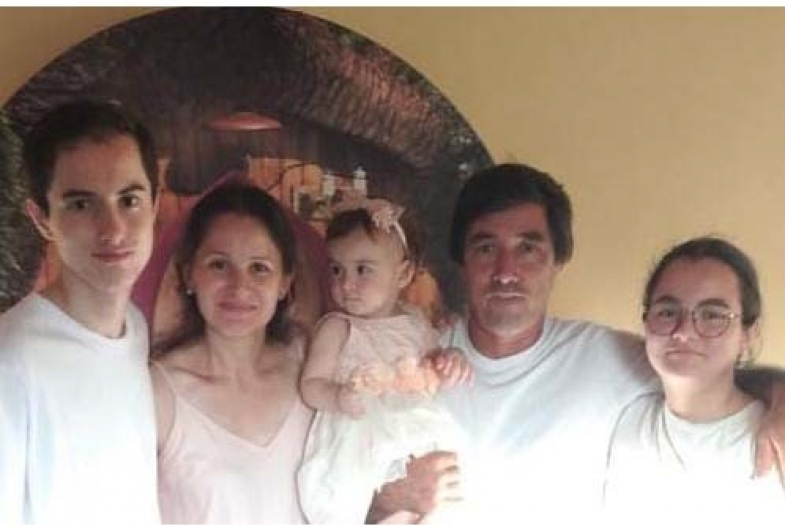 Marina com os pais Gisele e Gleidson e os irmãos Miguel e Eliza