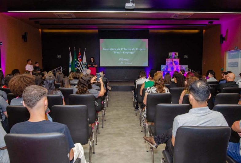 Projeto desenvolvido por mulheres apoia jovens a ingressar no mercado de trabalho