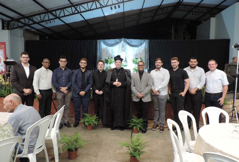 Padres Jonathan, Carlos e Paulo Mazeto junto aos seminaristas de Fartura