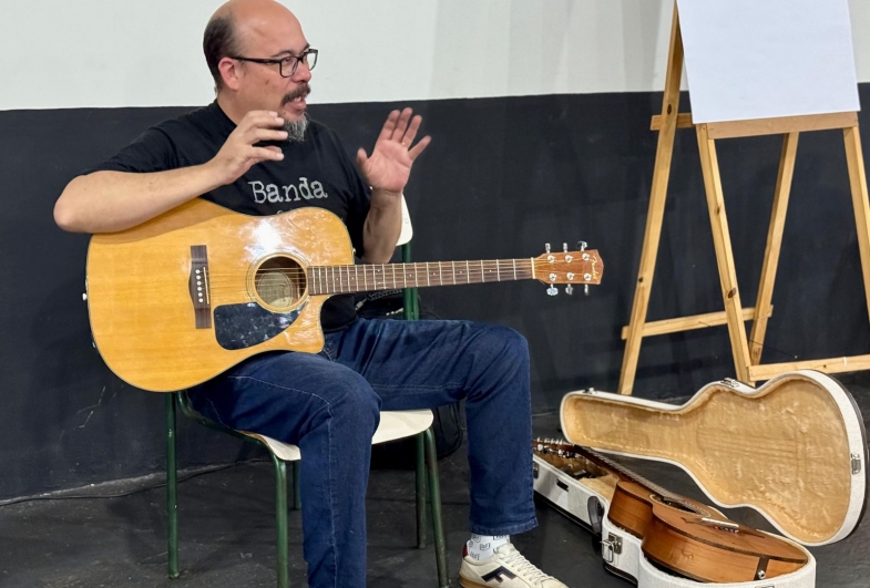A prefeitura de Timburi oferece aulas  de violão e de viola caipira
