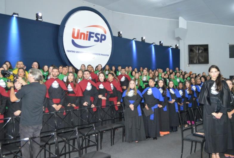Centenas de acadêmicos se formam na UniFSP de Avaré