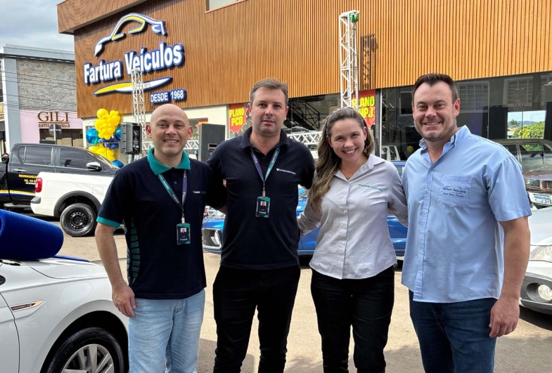 Vendedor João Calabresi e a equipe do Sicoob Crediceripa (Bruno, Lucas e Ana Carolina) esteviveram presentes,  oferecendo as melhores ofertas para os clientes
