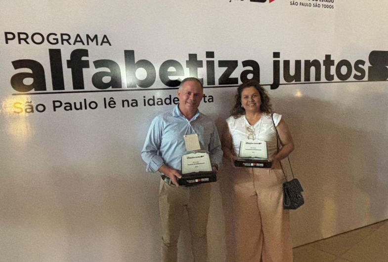 Prefeito Edinho Fundão e secretária da Educação Lenita Bergamo com os troféus em mãos