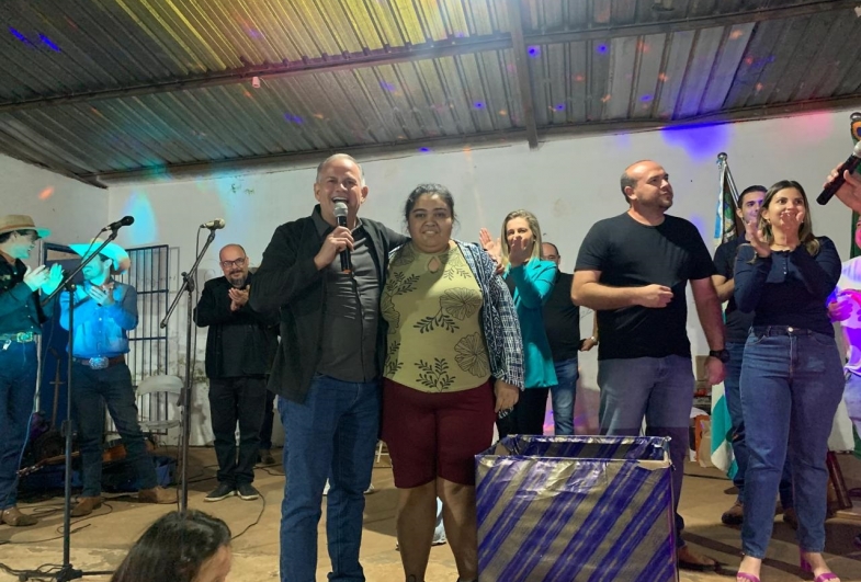 Prefeito Edinho Fundão apresentando a  ganhadora do último prêmio da noite